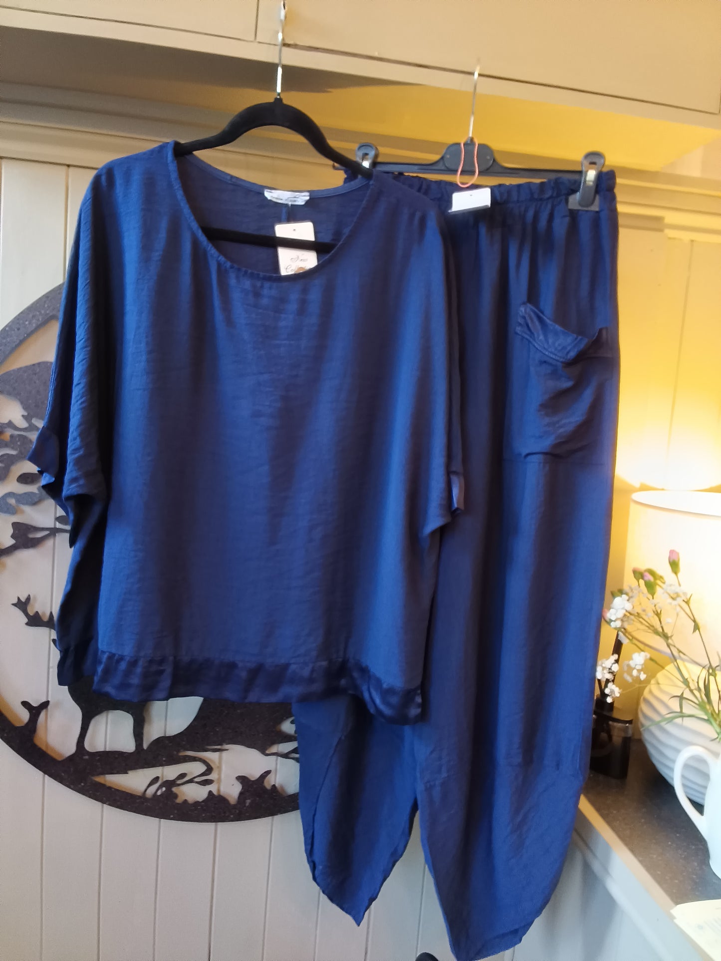 Satin Trim Barrel Bottom Lounge Set