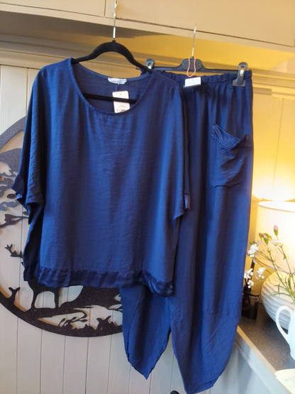 Satin Trim Barrel Bottom Lounge Set