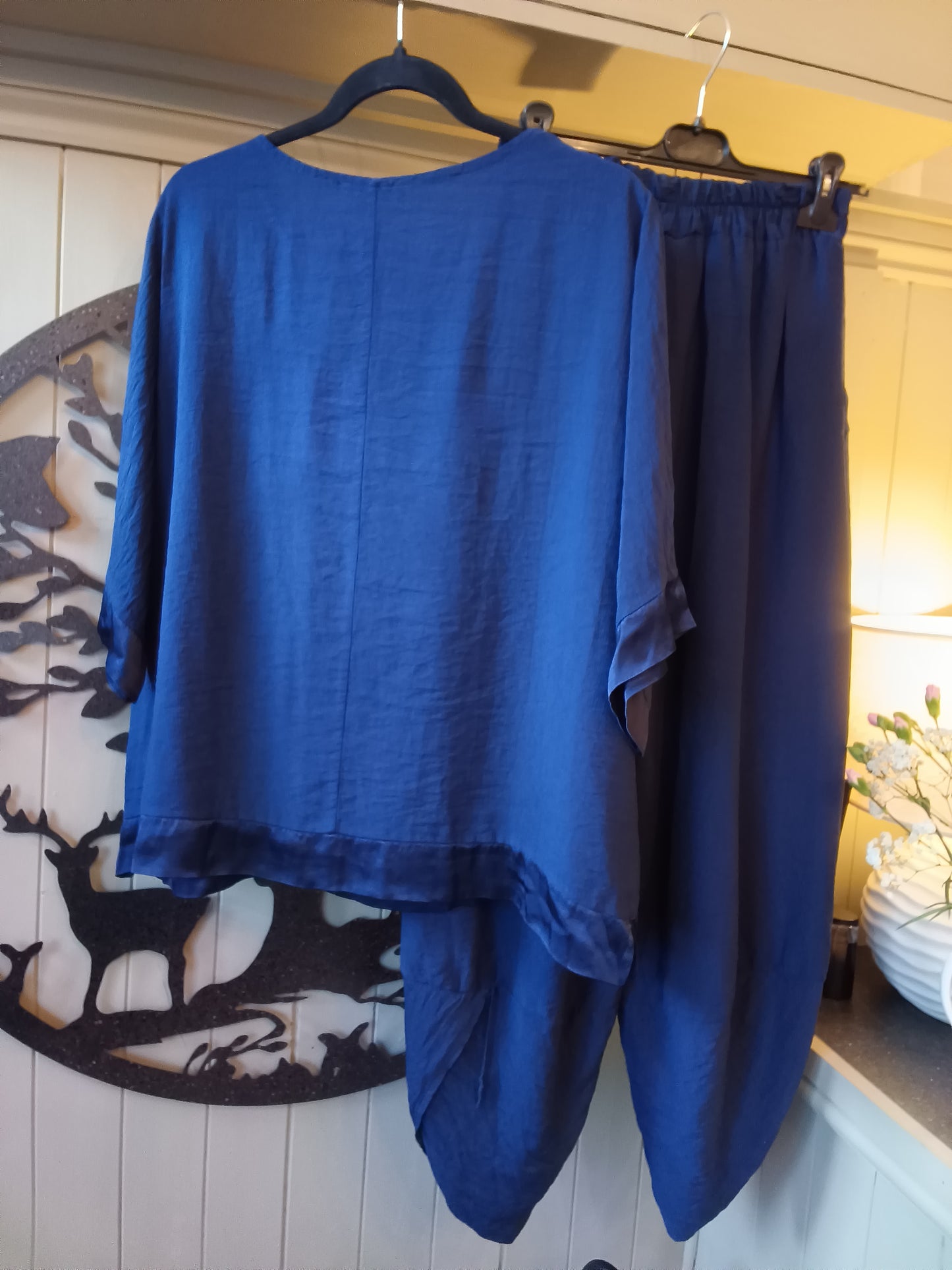 Satin Trim Barrel Bottom Lounge Set